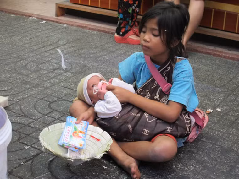 Khi còn nhỏ, không ít em phải dặt dẹo theo chân những kẻ lười lao động đóng kịch hòng lợi dụng lòng từ bi của những người hảo tâm. Lớn thêm, không ai có thể đảm bảo những đứa trẻ bị bỏ rơi không bị ép lao động bất kể thời tiết mưa nắng, chiếm đoạt công sức.