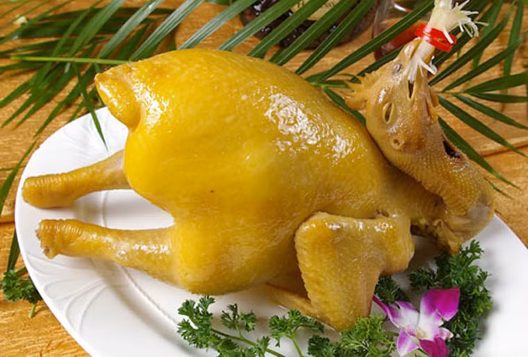 Luộc gà không nát. Muối giữ cho món thịt gà ta lẫn gà tây săn chắc, không bị nhão thịt. Xát muối vào khoang bụng của con gà đã làm sạch ruột trước khi chế biến.