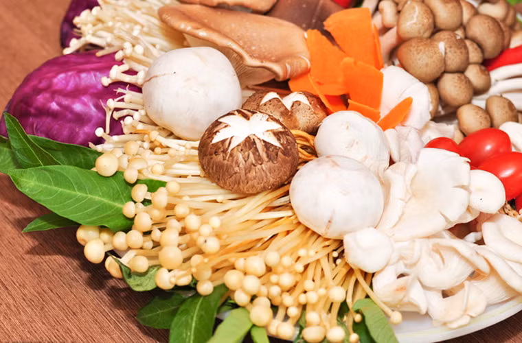 Nguyên liệu cần có cho nồi lẩu gồm các loại nấm như: Nấm đùi gà, nấm kim châm, nấm rơm, linh chi, đông cô (mỗi loại 100g); các loại rau như: Cải chíp, cải thảo, rau muống, ngải cứu (mỗi loại 100g).