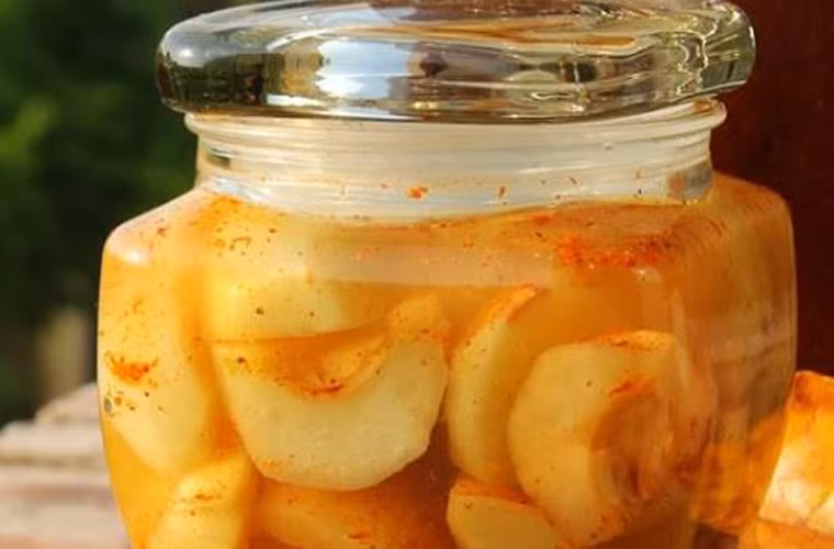 Táo mèo ngâm khoảng 1 ngày là có thể dùng được. Khi thưởng thức, táo có vị ngọt, chua chát nhẹ cùng vị cay cay nơi đầu lưỡi. Nếu thích, bạn có thể chấm táo dầm với chút muối tiêu ớt sẽ ngon hơn nhiều.