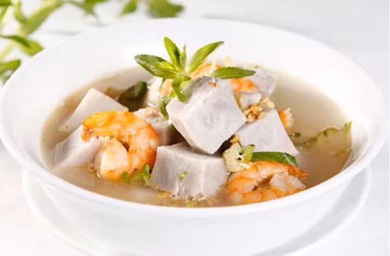 Hoặc đổi vị với món canh khoai sọ nấu tôm lạ miệng.