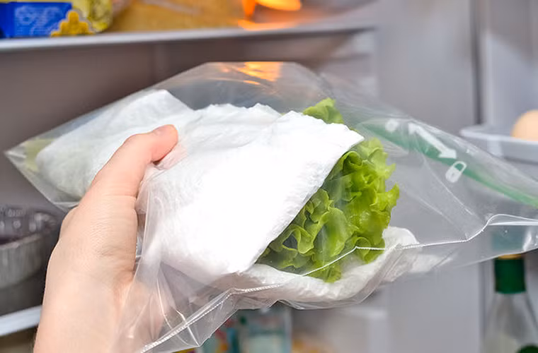 Sau khi hoàn thiện, đặt gói ni lông vào tủ lạnh. Thực hiện mẹo vặt này, bạn có thể giữ rau tươi ngon như mới thu hoạch từ 1 – 2 tuần.