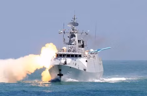 Tàu hộ vệ Type 056 phóng tên lửa chống tàu YJ-83.