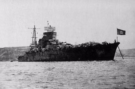 Thiết giáp hạm Novorossiysk năm 1949 với lá cờ Hải quân Liên Xô.