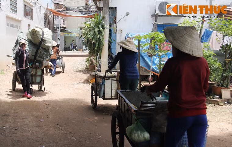 Hàng ngày chị Hồng vẫn cùng nhiều người đồng hương Quảng Ngãi rong ruổi khắp đường phố Sài Gòn để mua ve chai...