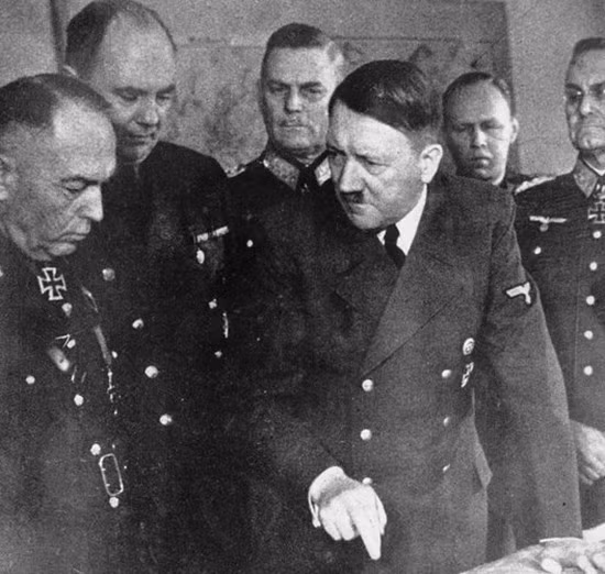 Hitler chiến đấu trong lục quân trong 4 năm thời Thế chiến I. Y được thưởng 2 huân chương Chữ Thập Sắt vì lòng “can đảm”.