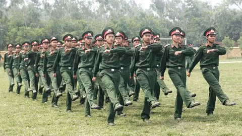 Các chiến sĩ Việt Nam tập điều lệnh đội ngũ.