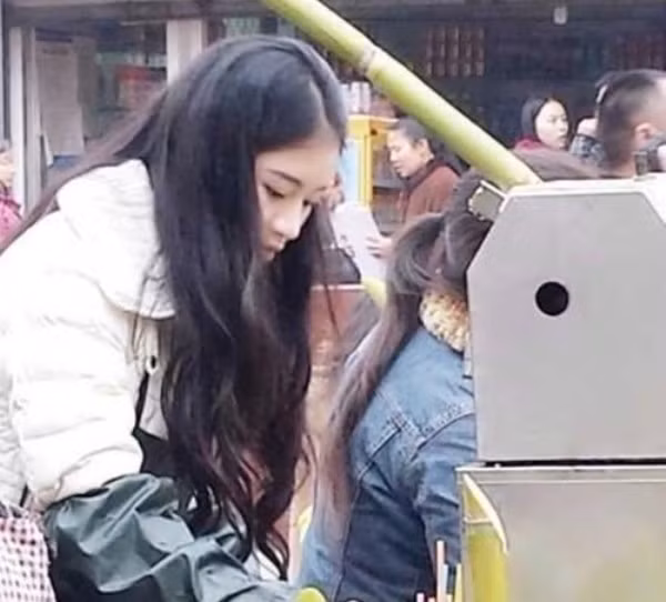 Cô gái tóc dài này họ Lý, sinh viên năm cuối Học viện Kịch cổ Thượng Hải. Lý cao 1,75 m, phụ mẹ bán nước mía tại quê nhà Tứ Xuyên. "Mỗi kỳ nghỉ, con gái tôi hay về nhà giúp đỡ gia đình bán hàng. Công việc kinh doanh của chúng tôi khá tốt trong mùa lễ hội. Không hiểu ai đã chụp ảnh con tôi rồi đưa lên mạng, thực sự chúng tôi chỉ muốn có được một cuộc sống bình thường", mẹ hot girl nước mía nói.