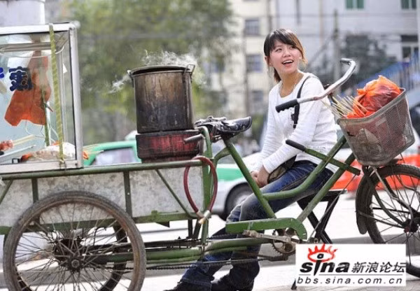  Hot girl kẹo hồ lô: Theo Sina, dù mới bắt đầu kinh doanh chưa đầy 1 năm, song Kang Xiao Han đã nhanh chóng đắt hàng và nổi tiếng trên mạng. 