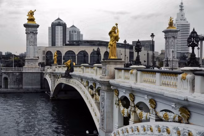 Pont Alexandre III ở Thiên Tân: Cầu cổng vòm mô phỏng nguyên bản ở Paris này được xây dựng từ năm 1973. Nó có bốn bức tượng đại diện cho khát vọng hòa bình và thịnh vượng: con rồng, con hổ, con phượng hoàng và con rùa. 