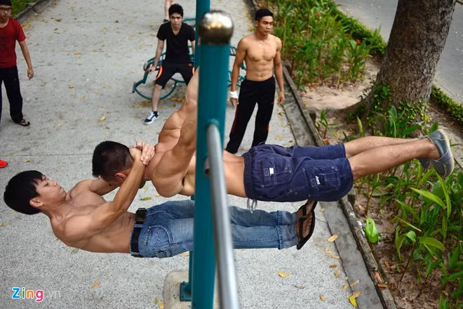 Tại TP HCM, nhóm Sài Gòn Calisthenics được thành lập cách đây một năm với khoảng 100 thành viên tham gia tập luyện.