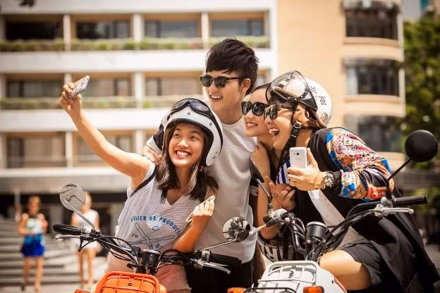 Cả nhóm bắt đầu cuộc hành trình khám phá những điểm đến thú vị trong thành phố.