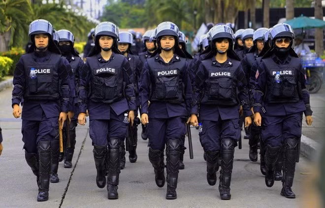 Trong bộ đồng phục hầm hố, nữ cảnh sát Thái Lan tuần hành để bảo vệ Trung tâm Duy trì Hòa bình và Trật tự (CMPO) tại thủ đô Bangkok .