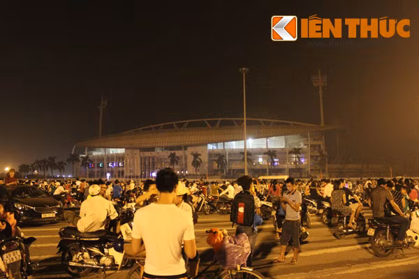 Đến 19h35, không khí nơi đây vẫn còn nóng nực. Rất nhiều bạn trẻ kéo nhau đến ngồi kín xung quanh khu vực sân vận động. Ảnh: Thanh Ngoan.