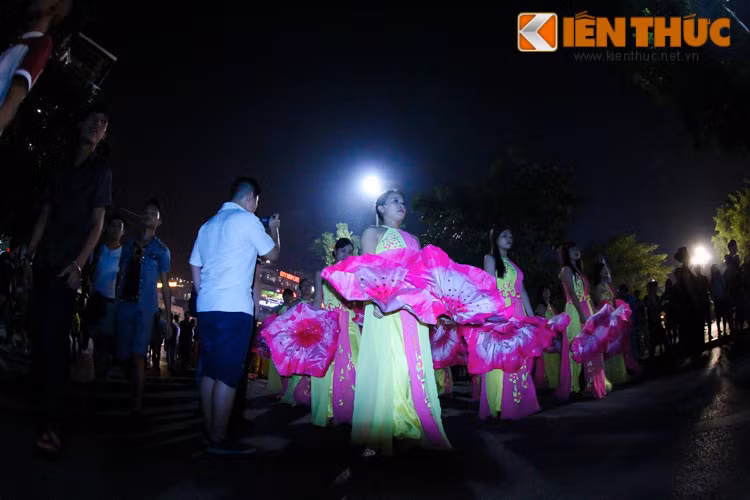 Với người dân Hà Nội, các hoạt động diễn ra ở Hồ Gươm tối nay là một sự kiện văn hóa được náo nức đón chờ. Ảnh: Anh Tú.