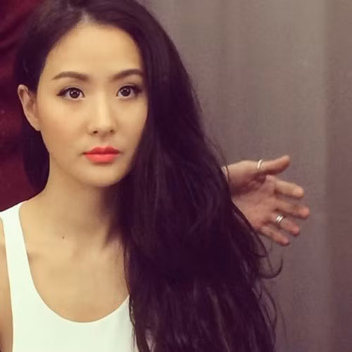Có gương mặt khả ái và vóc dáng mảnh mai quyến rũ của một ngôi sao điện ảnh nhưng Aimee Sun lại là một tiểu thư danh gia vọng tôc.