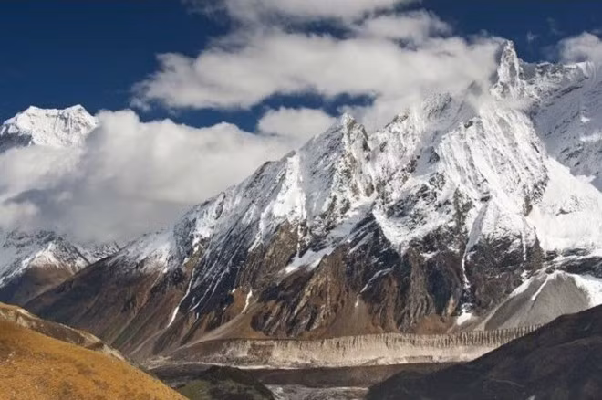  Manaslu: Là ngọn núi cao thứ 8 trên thế giới, “ngọn núi của những linh hồn” đã chứng kiến cái chết của hơn 65 người. Núi Manaslu nằm tại Nepal, những đường mòn leo núi dễ gặp mưa bão, lở đất, lở đá, chưa kể du khách có thể gặp các triệu chứng như đột ngột giảm thân nhiệt, hoặc choáng do độ cao.