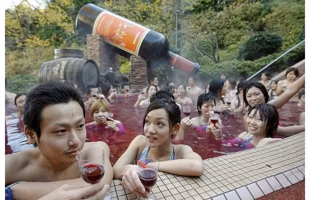 6. Khu nghỉ dưỡng Yunessun, Hakone, Nhật Bản: Tại đây du khách được tắm trong món đố uống ưa thích của mình, như trà xanh, sô-cô-la hay vang đỏ.