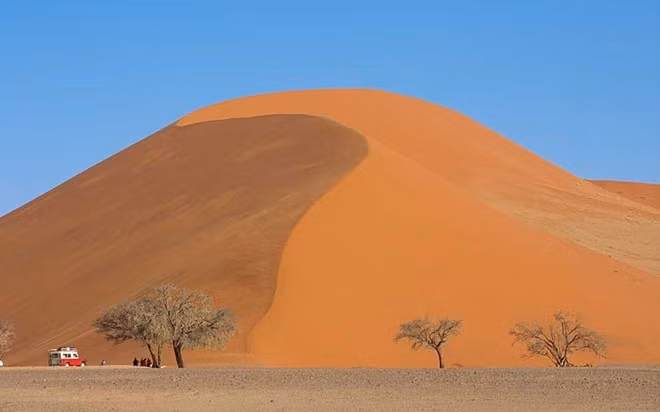 Namibia: là một trong những đất nước thân thiện nhất với tự nhiên hoang dã, ở đây có ¼ số lượng báo cheetah trên thế giới cũng như loài tê giác đen sinh sống tự nhiên, và vô vàn các công viên, khu bảo tồn hoang dã, những bãi biển xinh đẹp và cả những vùng sa mạc nổi tiếng với giới nhiếp ảnh.