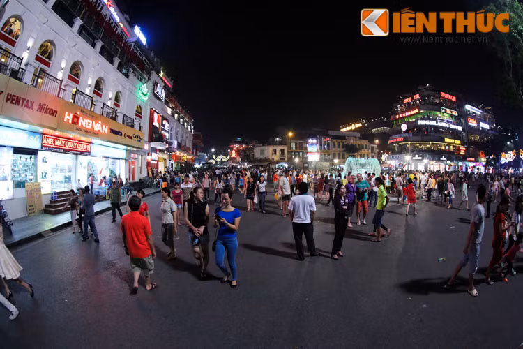 Để tham dự và chiêm ngưỡng tiệc pháo hoa đêm 10/10, nhiều gia đình Hà Nội đã ăn tối rất sớm để đổ về khu vực Hồ Gươm. Ảnh: Anh Tú.