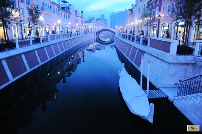  Florence ở Thiên Tân: Không đơn thuần là một thị trấn mà còn là khu mua sắm, một thành phố Florence đã được thu nhỏ tại Thiên Tân với diện tích lên tới 200.000 m2 với vô vàn nhà ở và các cửa hiệu nổi tiếng thế giới.