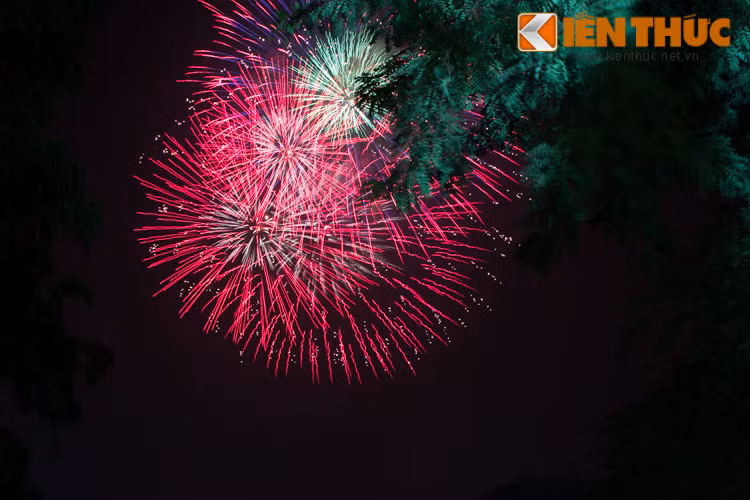 Mỗi chùm pháo hoa gây ấn tượng mạnh lại khiến những người đứng xem ồ lên, reo hò vì vui thích, kể cả người lớn lẫn trẻ nhỏ. Ảnh: Anh Tú.