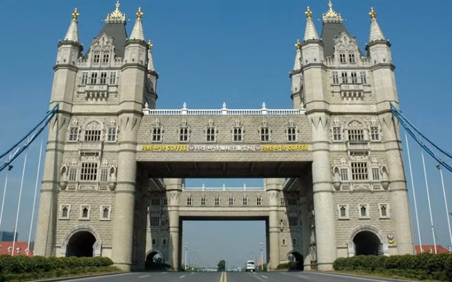  Cầu tháp của London ở Tô Châu: Cây cầu "nhái" này có kích thước lớn gấp đôi so với bản gốc và không hề bắc qua dòng sông nào cả mà chỉ được xây trên một con đường. Phía trên cây cầu là một quán cà phê được phục vụ theo đúng kiểu Anh truyền thống.