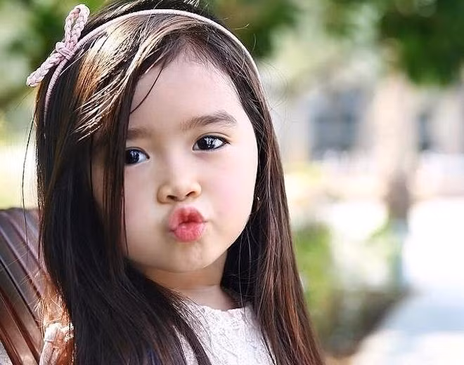  Nhóc tỳ nổi tiếng như sao Hollywood: Cô bé lai Hàn Quốc - Philippines Breanna Youn, 5 tuổi, hiện nổi tiếng không kém các ngôi sao điện ảnh. Breanna có được cuộc sống như công chúa nhờ trở thành hiện tượng mạng thông qua loạt clip, hình ảnh đáng yêu mà cha me chia sẻ từ khi còn rất nhỏ. Bé được fan khắp thé giới thường xuyên tặng quà, từ túi xách, quần áo hàng hiệu, trang sức lấp lánh, đồ ăn ngon... cho đến những chuyến du lịch miễn phí. 