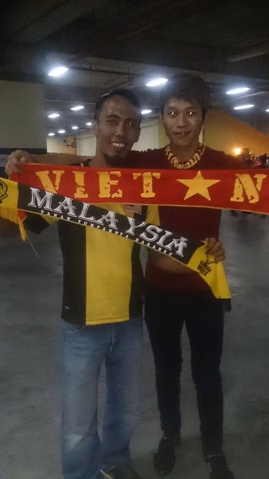 Một CĐV Malaysia đăng tải tấm ảnh chụp chung với người hâm mộ Việt Nam kèm theo lời xin lỗi.