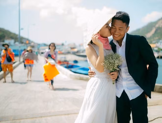 Bộ ảnh cưới ở đảo Bình Ba: Đăng tải lên mạng những ngày cuối tháng 3, bộ ảnh cưới lấy ý tưởng từ những điều dung dị trong cuộc sống của Thuận Thắng - Phương Thảo nhận được nhiều sự quan tâm của giới trẻ. Ảnh: Quân Light-writer.