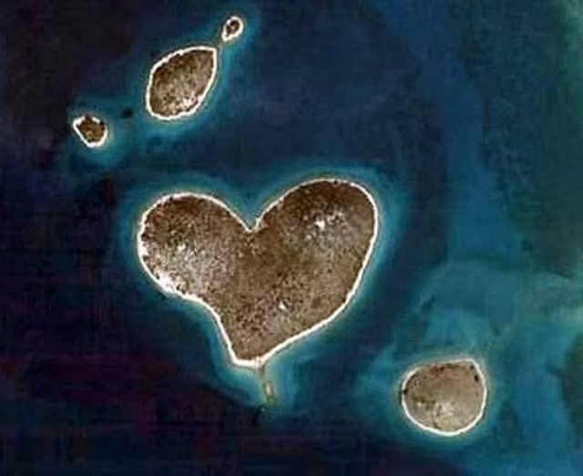  Đảo Galensnjak - Croatia. Tên của hòn đào này dịch ra có nghĩa là "hòn đảo của những đôi tình nhân". nằm giữa kênh Pašman của biển Adriatic, gần bờ biển Croatia.
