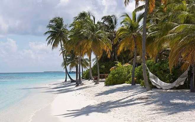 Maldives: Đây là những hòn đảo nhỏ xinh đẹp nhất thế giới, ngoài ra nơi đây còn rất an toàn, không có người bán hàng rong. Ở đây cũng không có ngành nông nghiệp, công nghiệp, trong khi bãi biển xanh trong tuyệt vời. Có người cho rằng có được điều này do Maldives mới được khai thác du lịch từ 40 năm trước.