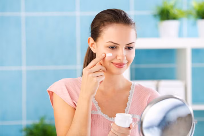 Khi bạn đọc các thành phần trên lọ kem, hãy hiểu rằng chúng được liệt kê theo thứ tự nồng độ từ cao đến thấp. Nhưng theo quy ước, các thành phần có nồng độ dưới 1% không cần sắp xếp theo thứ tự, và đây là chỗ mà các nhà sản xuất có thể nhập nhèm. Giả dụ giá tinh dầu là 25.000 USD/kg thì lọ kem cao cấp có tỷ lệ 1% tinh dầu sẽ tốn 250 USD khoản này cho 1 kg sản phẩm, trong khi lọ kem bình dân chứa lượng tinh dầu “gọi là có”, chỉ 1/1000%, thì tốn 0,25 USD thôi.