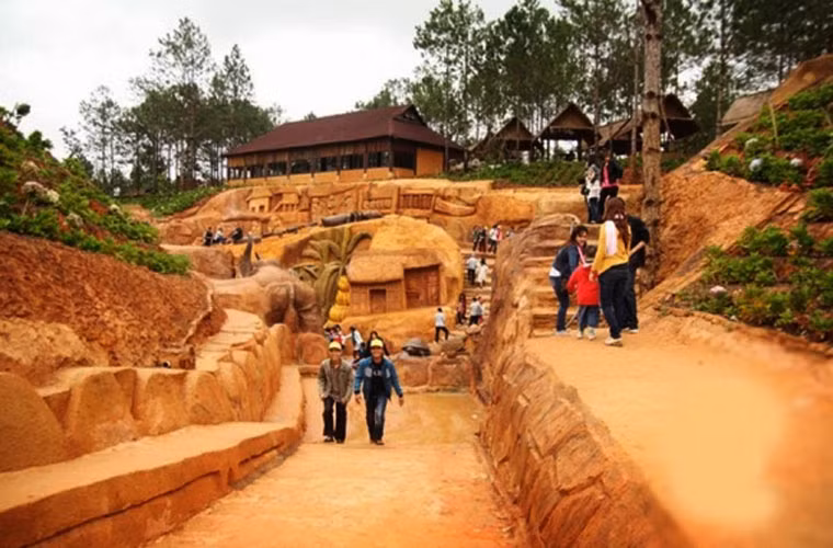 Để tạo được công trình hoành tráng này, anh Dũng đã mất 4 năm mày mò và tìm công thức làm cứng đất sét mà không nung vào năm 2008.