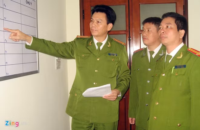 Đại tá Hưng (trái) quán triệt cho CBCS vị trí ứng trực tại các chốt, tuyến đường trọng điểm theo kế hoạch.
