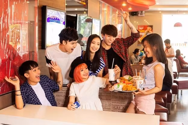 Vừa đến địa điểm yêu thích, cả hội đã gọi ngay các món khoái khẩu…Tất cả ồ lên sung sướng khi được giảm giá đến 47%.