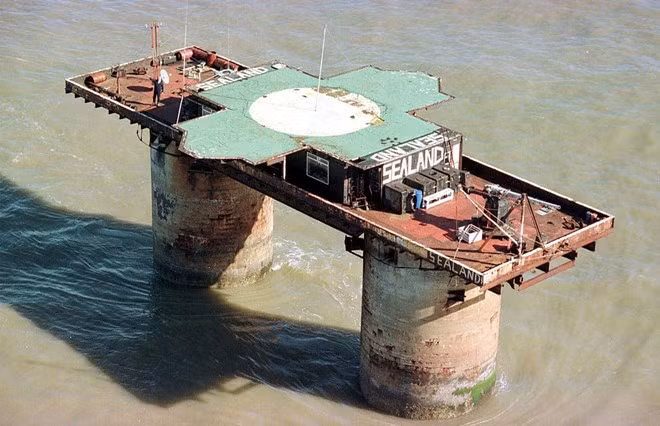 Nằm ở ngoài khơi bờ biển Suffolk, đông nam nước Anh, Thân vương quốc Sealand vốn là một pháo đài được xây dựng từ năm 1942 để phục vụ Thế chiến II. Nó mang hình dáng của một dàn khoan dầu gồm hai trụ bê tông nối nhau. 