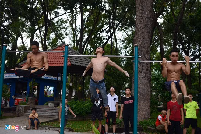Môn thể thao Street Workout chia làm hai phần tập cơ bản và nâng cao. Những người mới tham gia sẽ được các thành viên có kinh nghiệm hướng dẫn các bài tập. Trong ảnh: Nhóm Sài Gòn Calisthenics đang thực hiện động tác treo người trên xà bằng gáy.