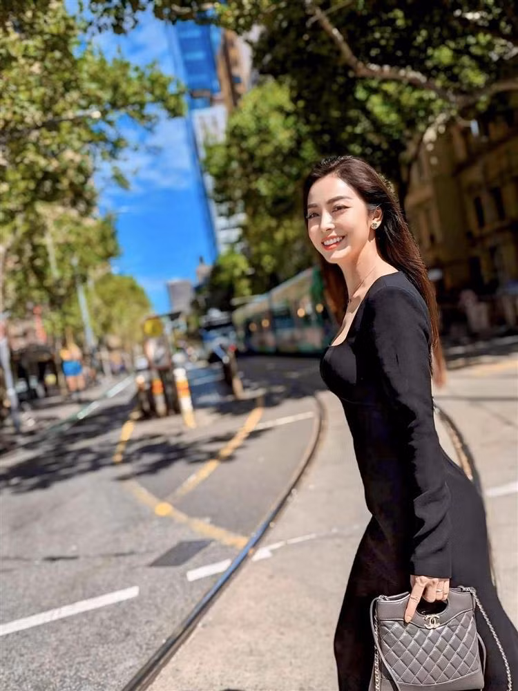 Jennifer Phạm thường xuyên được hỏi về bí quyết nhanh chóng lấy lại vóc dáng hậu sinh nở. Cô tiết lộ sau khi sinh con vẫn ăn đủ 3 bữa/ngày theo chế độ bồi dưỡng của sản phụ, chỉ hạn chế ăn đường, tinh bột và đồ chiên rán nhiều dầu mỡ. 1 tháng sau sinh, hoa hậu bắt đầu tập yoga và các bài tập nhẹ nhàng, đơn giản ngay tại nhà. Tháng kế tiếp, Jennifer Phạm đã dành thời gian đến phòng gym và áp dụng quy trình tập luyện do huấn luyện viên tư vấn.