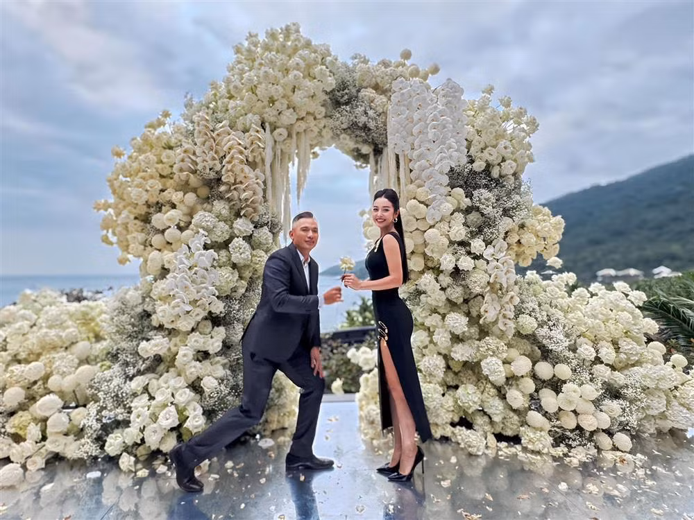 Jennifer Phạm cũng kết hợp sử dụng liệu trình làm đẹp dành cho bà mẹ sau sinh như đắp mặt nạ thiên nhiên dưỡng da, xông hơi, massage giảm mỡ bụng kết hợp quấn muối thảo dược. Ngoài ra, theo cô, gia đình hạnh phúc cũng là liều thuốc bổ về tinh thần, giúp mình luôn cảm thấy vui vẻ và có động lực làm việc.