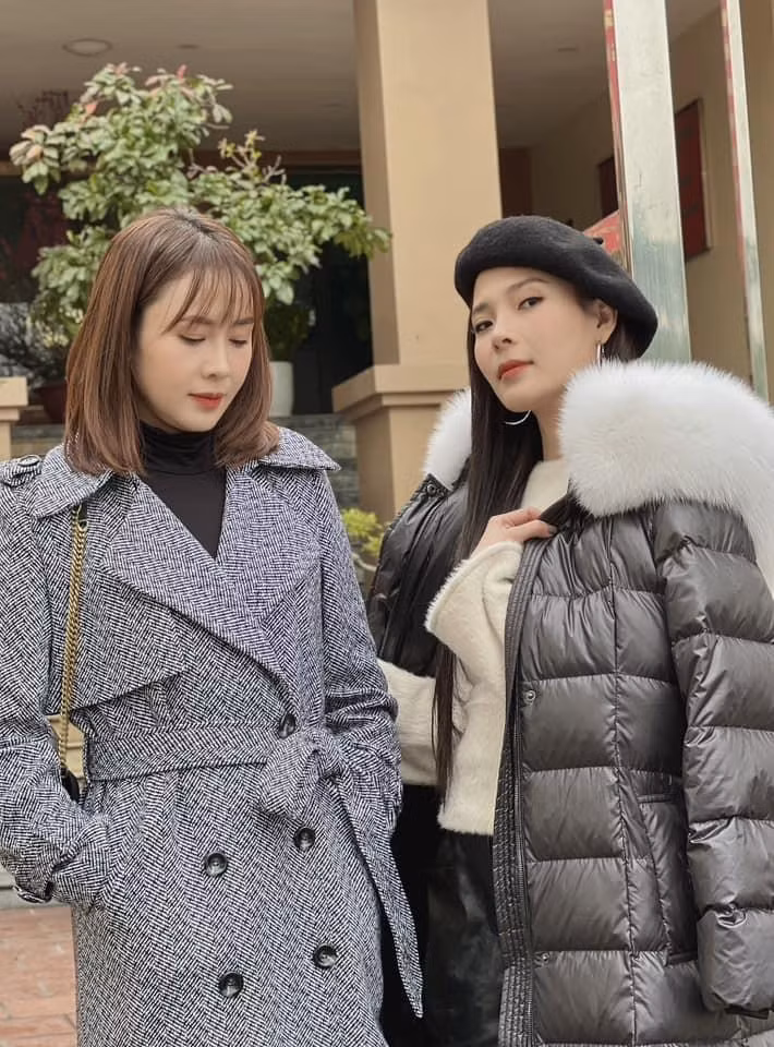 Thúy Diễm chia sẻ bức ảnh hậu trường với Hồng Diễm. Dù kém đàn chị 3 tuổi và lần đầu hợp tác nhưng Thúy Diễm cho biết hai người diễn rất ăn ý và hiểu nhau.