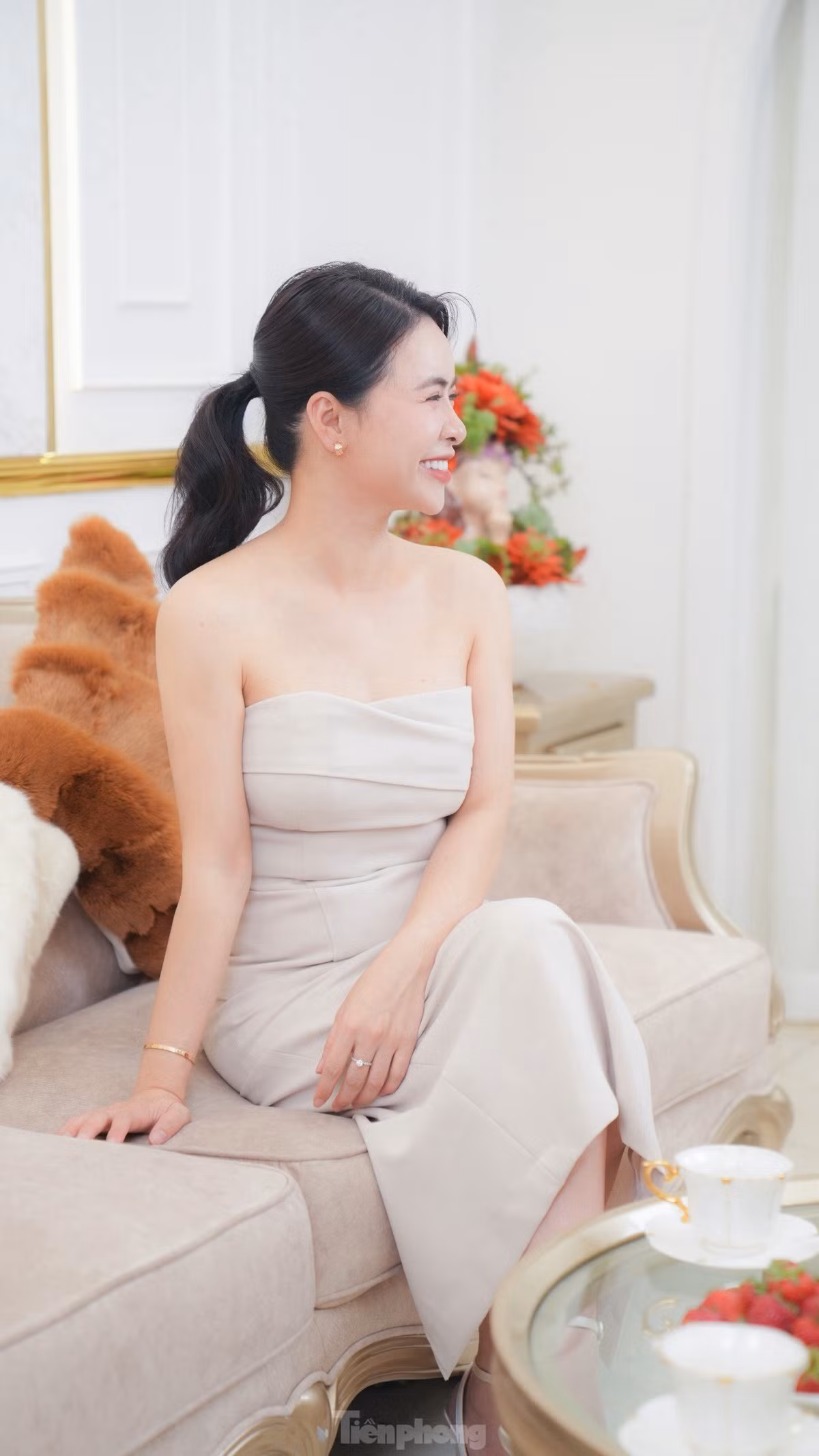 Song song với công việc diễn xuất, diễn viên Hằng Nga làm việc trong lĩnh vực thẩm mỹ. Điều thú vị là trên phim, cô buộc phải làm xấu bản thân. Nữ diễn viên kể theo yêu cầu của ê-kíp, cô phải lắp răng giả, khiến một số đoạn thoại hay cảnh quay ăn uống gặp khó khăn.