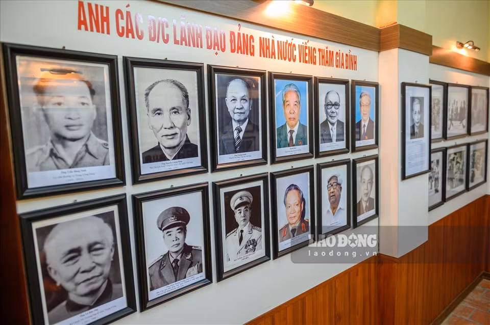 Tại ngôi nhà, các tranh, ảnh của các vị lãnh tụ, chính khách được treo.