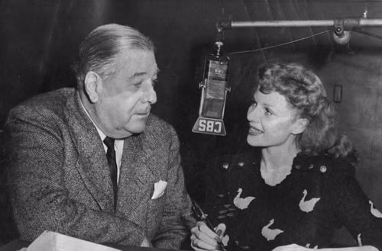 Nữ diễn viên kiêm vũ công người Mỹ Rita Hayworth trong phòng thu của CBS lúc giao thừa.