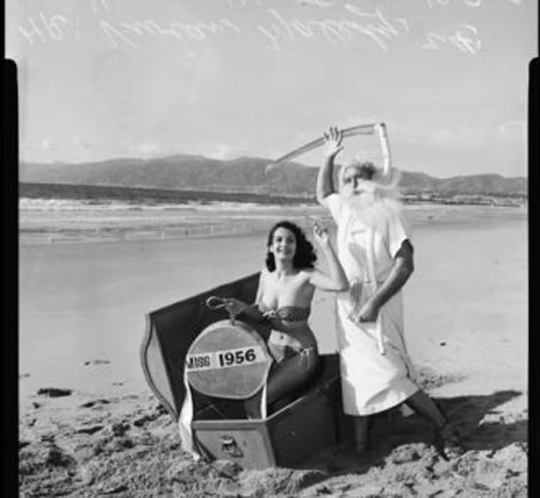Cặp đôi đón mừng năm mới tại công viên Ocean năm 1956.