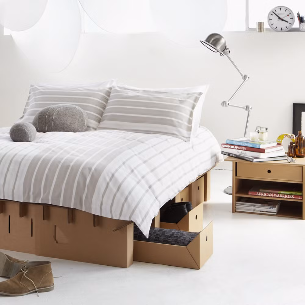 Giường Paperpedic: Đây là loại giường rất thân thiện với môi trường và giúp giấc ngủ ngon. Các giường Paperpedic được làm hoàn toàn bằng các tông và 100% tái chế. Các tấm giấy gấp thông minh có kết cấu chắc chắn, có kích thước rất lớn, có thể chịu tải trọng lên tới 1 tấn. Giường có thể gấp lại nên dễ dàng mang đi mọi nơi.
