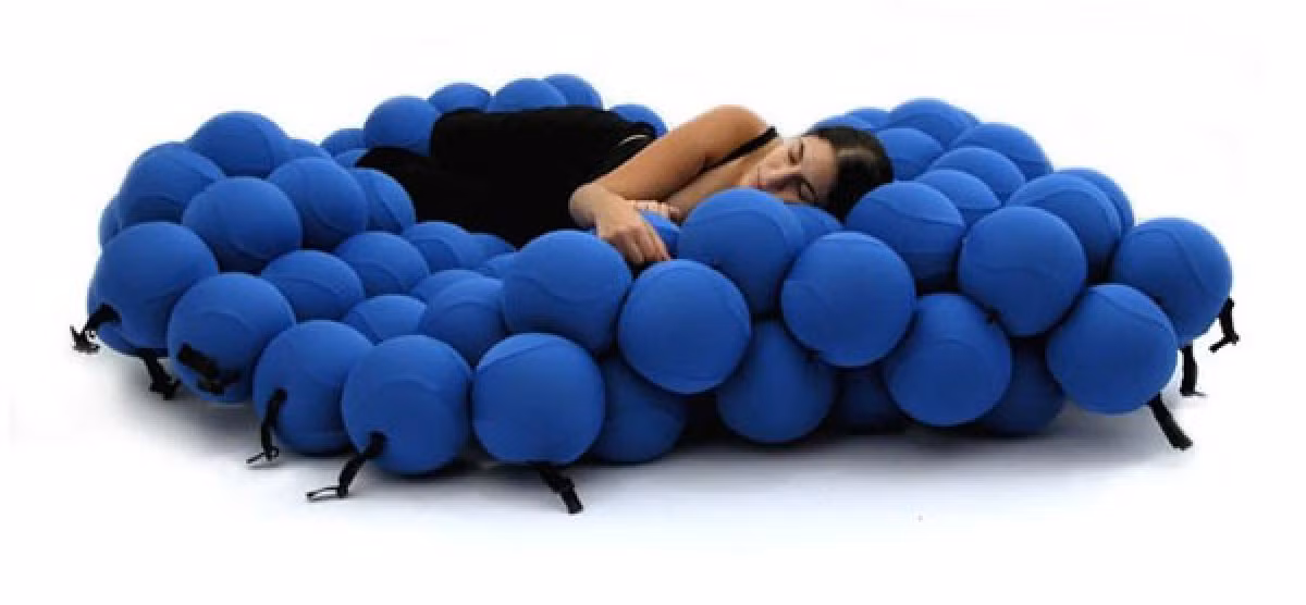 Giường Feel Seating System: Chiếc giường là đỉnh cao của trí tưởng tượng với sự kết hợp của 120 trái bóng xốp mềm mại và vô cùng dễ chịu, có thể thay đổi kiểu dáng để phù hợp với những tư thế ngủ, nghỉ khác nhau, tùy thuộc vào tâm trạng của bạn.