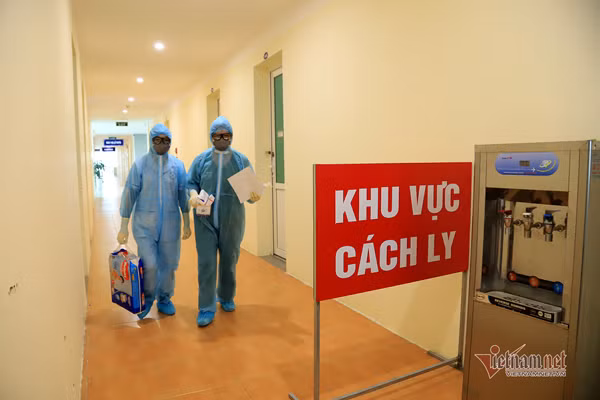 Tu 1/7, thi diem cach ly 7 ngay voi hanh khach co ho chieu vac xin