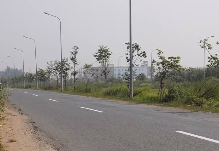 Tuyến đường vành đai dẫn lên cầu Phú Mỹ không một bóng phương tiện dù thời điểm xe tải hoạt động ra vào cảng nhộn nhịp