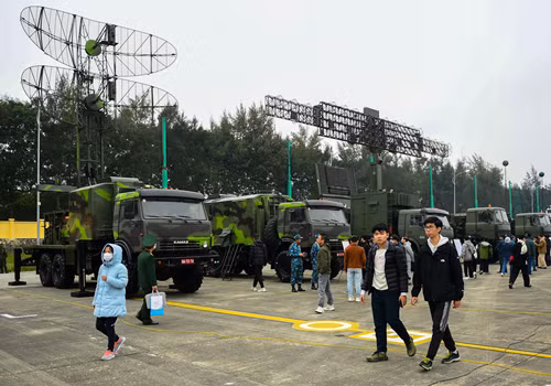 Chiều ngày 9/12, Triển lãm Quốc phòng quốc tế Việt Nam 2022 mở cửa đón hàng trăm khách vào tham quan, trải nghiệm.